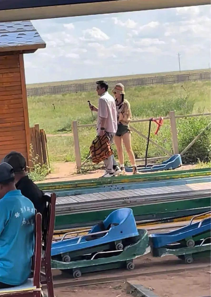 黄圣依和杨子的离婚节目是剧本？有网友晒出照片称，今年八月偶遇夫妻俩录制《再见爱人