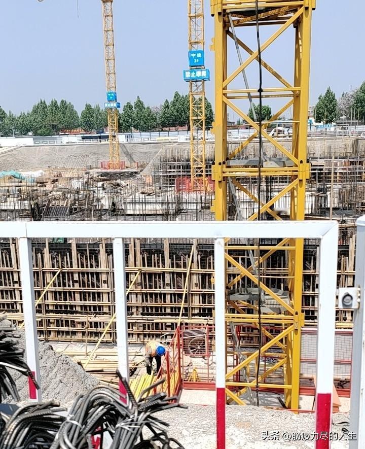 你发现了吗？在工地上干钢筋工，都是抢基础的时候忙，就是活有点累。因为基础下面用的