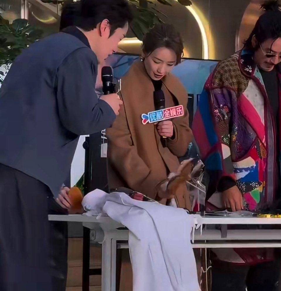 罗云熙用江奇霖眼镜照镜子罗云熙和江奇霖这互动绝了，罗云熙拿江奇霖眼镜当镜子，江奇