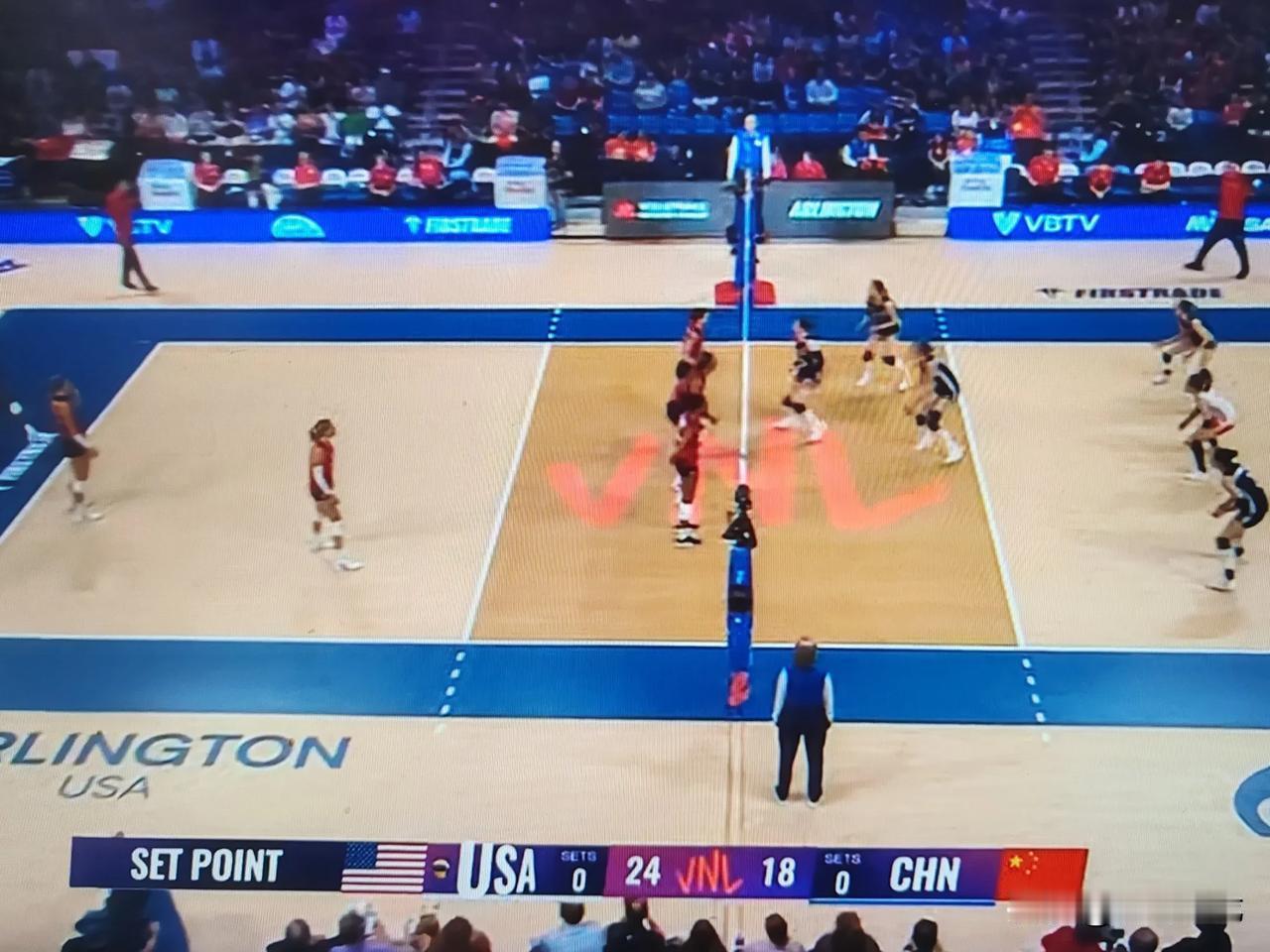 失配三次，中国女排18：25美国女排

世界女排联赛美国站比赛，中国女排对阵美国