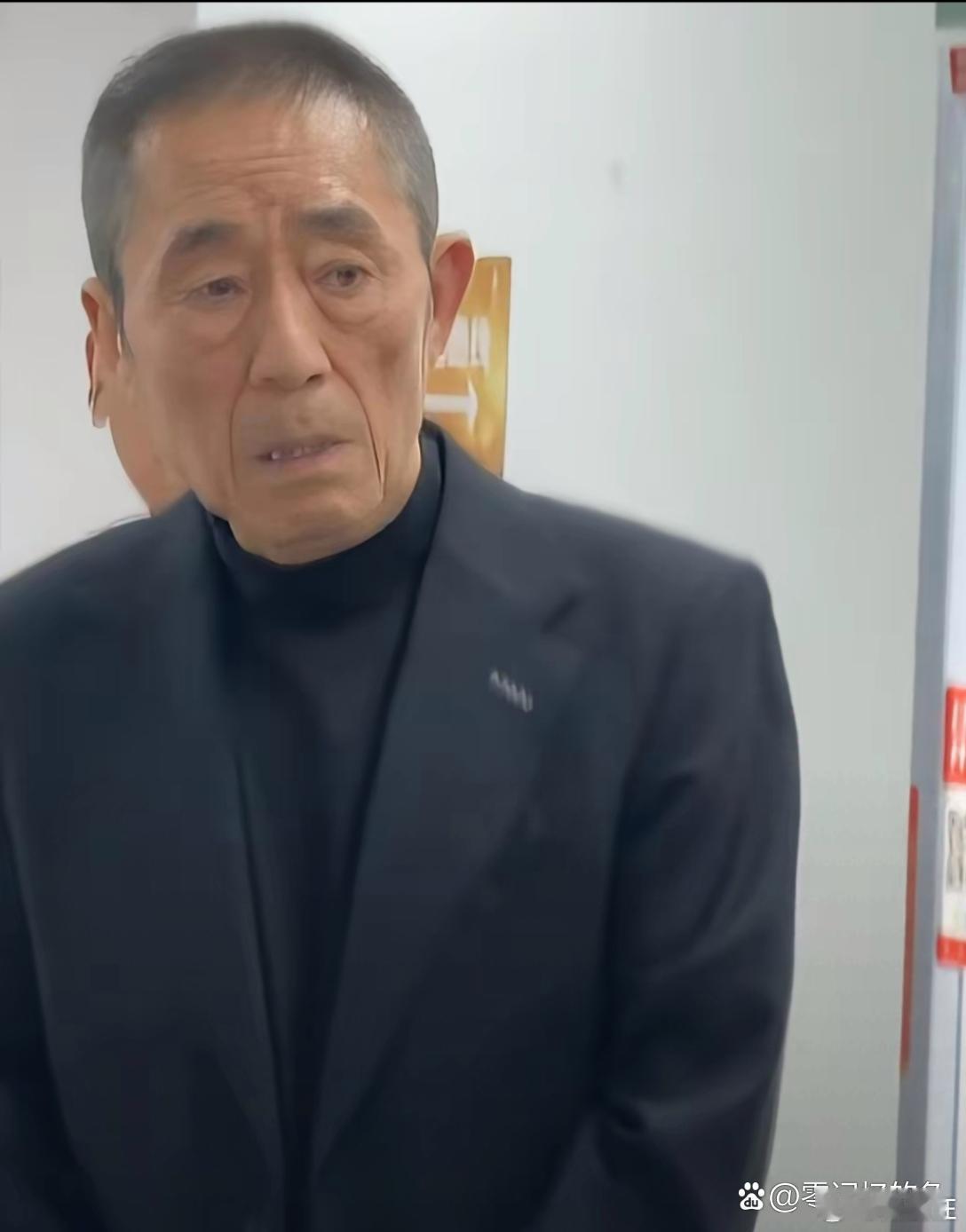 张艺谋真见老了。 