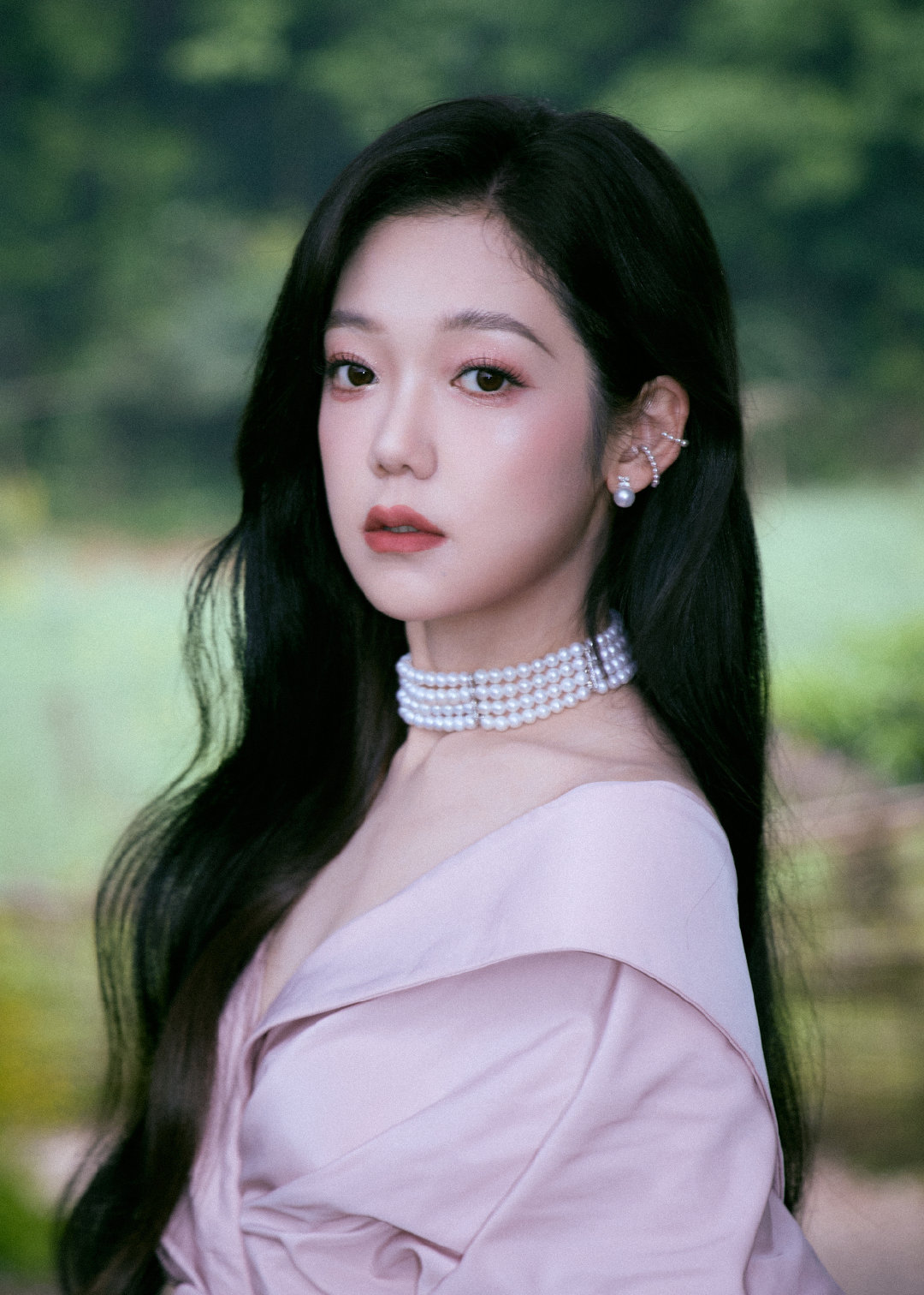 希林娜依高U舞台希林娜依高U全开麦 希林娜依高一袭浅粉裙+大波浪，明媚且热烈的感