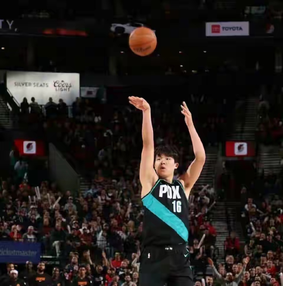 17分36秒创纪录！杨瀚森NBA里程碑之夜：三分破荒，已慢慢适应节奏家人们，中国