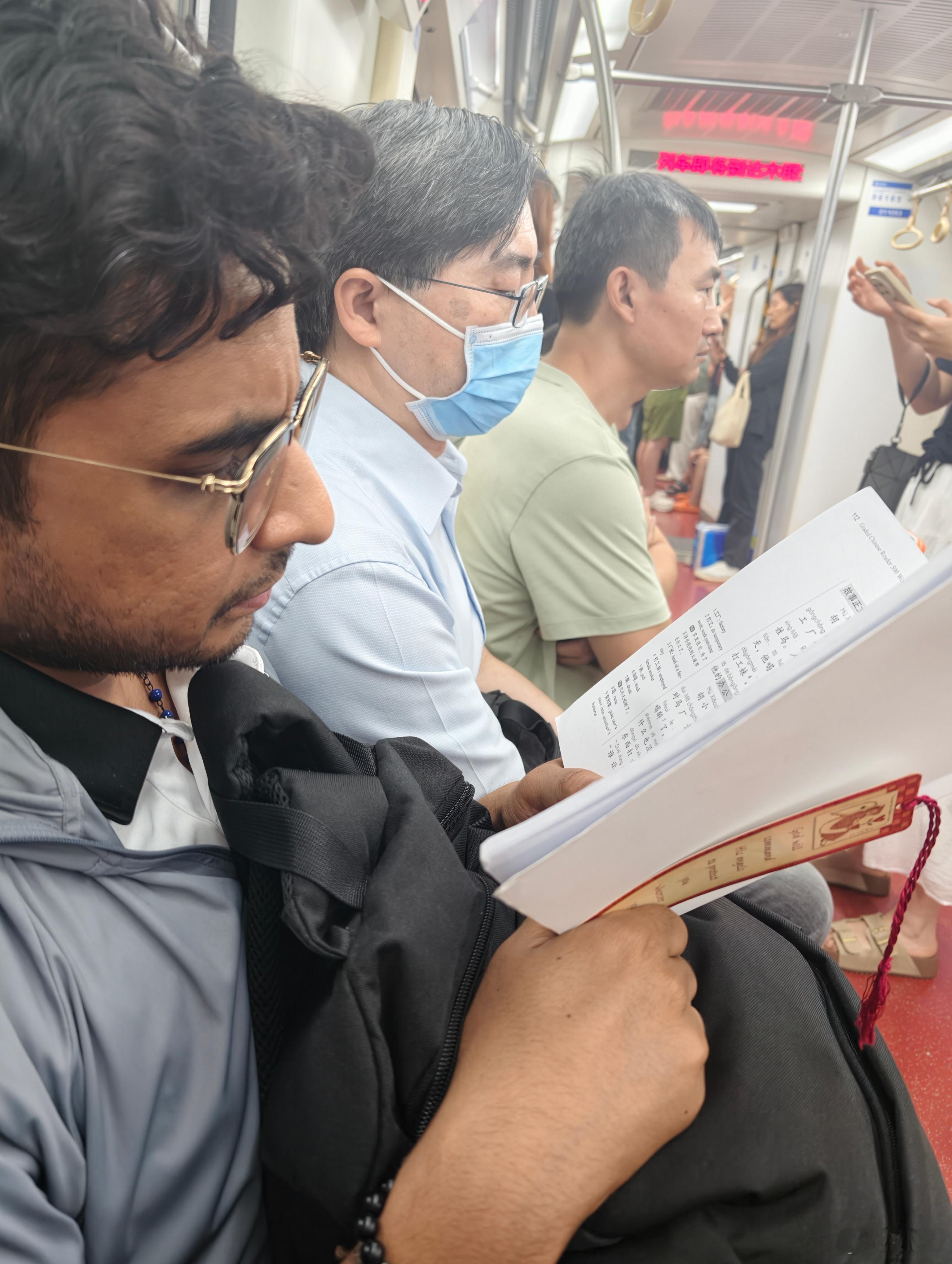 不好意思，我偷看了他的中文教材，这内容………书名叫《汉语分级阅读》，华语教学出版
