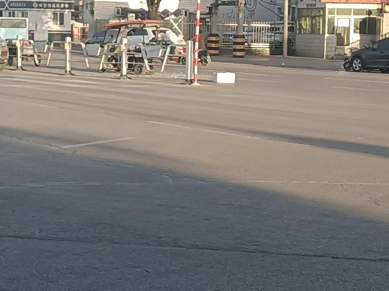 这俩都是违章行驶，一个是逆行，一个是走错了车道！！！

这俩都是底层普通老百姓，