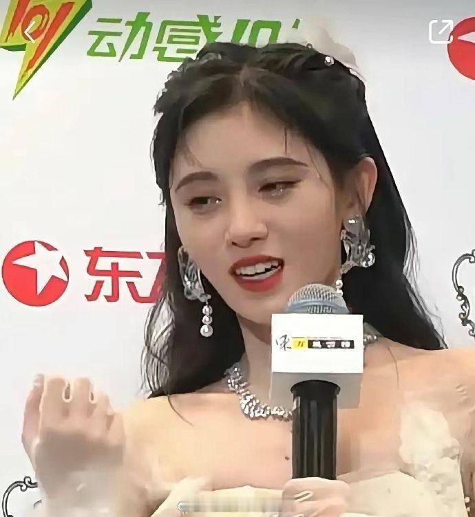 失去了美颜滤镜的鞠婧祎 