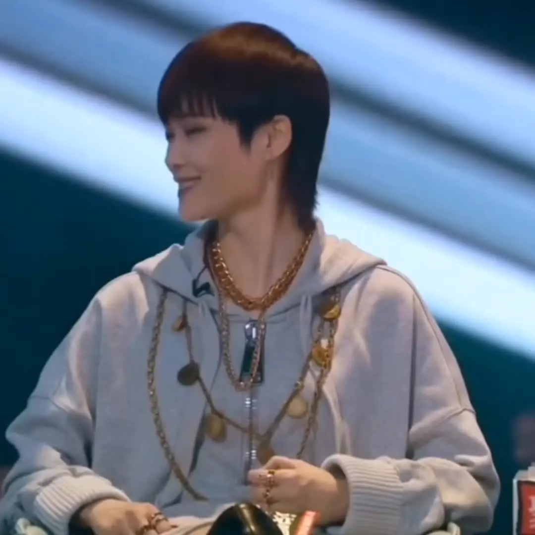 挡脸拍照 没有李姐接不住的梗  哈哈