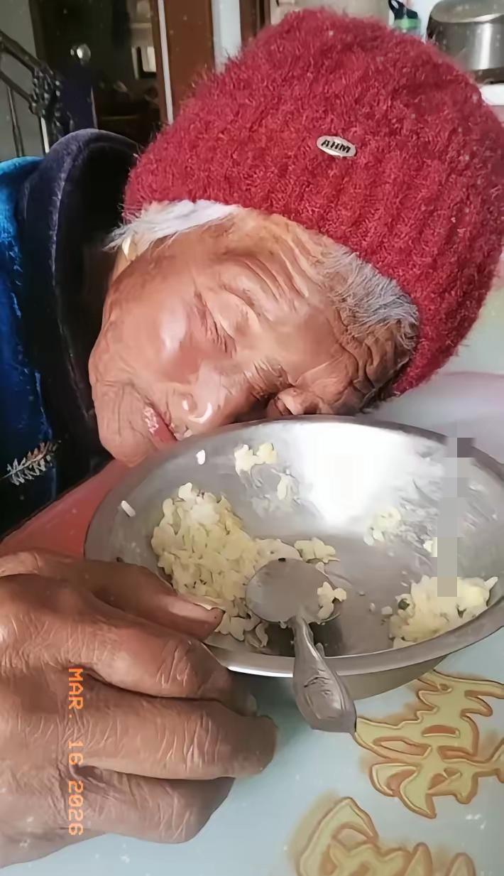 痛心！心如刀割。老母亲吃着饭，突然倒在桌上紧闭双眼，没了气息。这位儿子连忙呼喊：