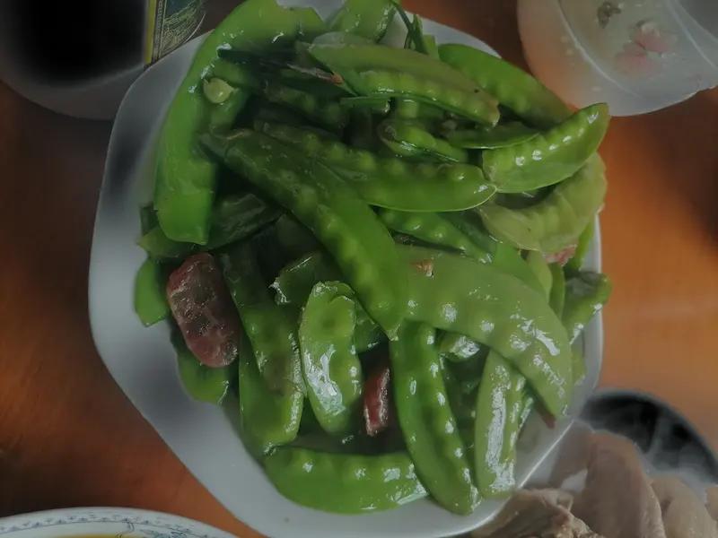 裸婚确实是个明智之选。就说老赵，儿子婚礼花10万，三天烧完，就换来一叠红纸、一箱