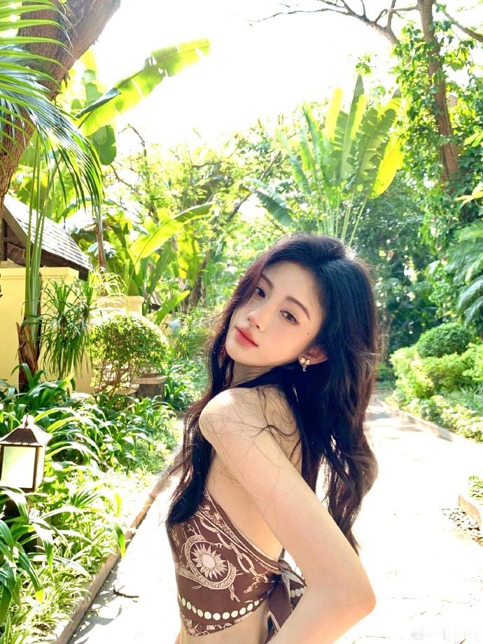 鞠婧祎森系氛围感穿搭鞠婧祎穿单肩印花上衣时，复古花纹缠上肩头，珍珠在颈间亮成光斑