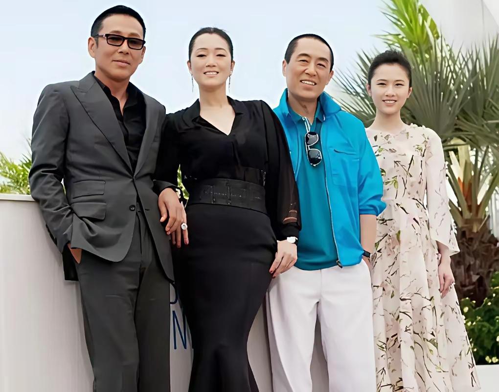 身穿蓝服伴娇妻，
同框拍照笑嘻嘻。
爱情事业双丰收，
辉煌一生谁可比。