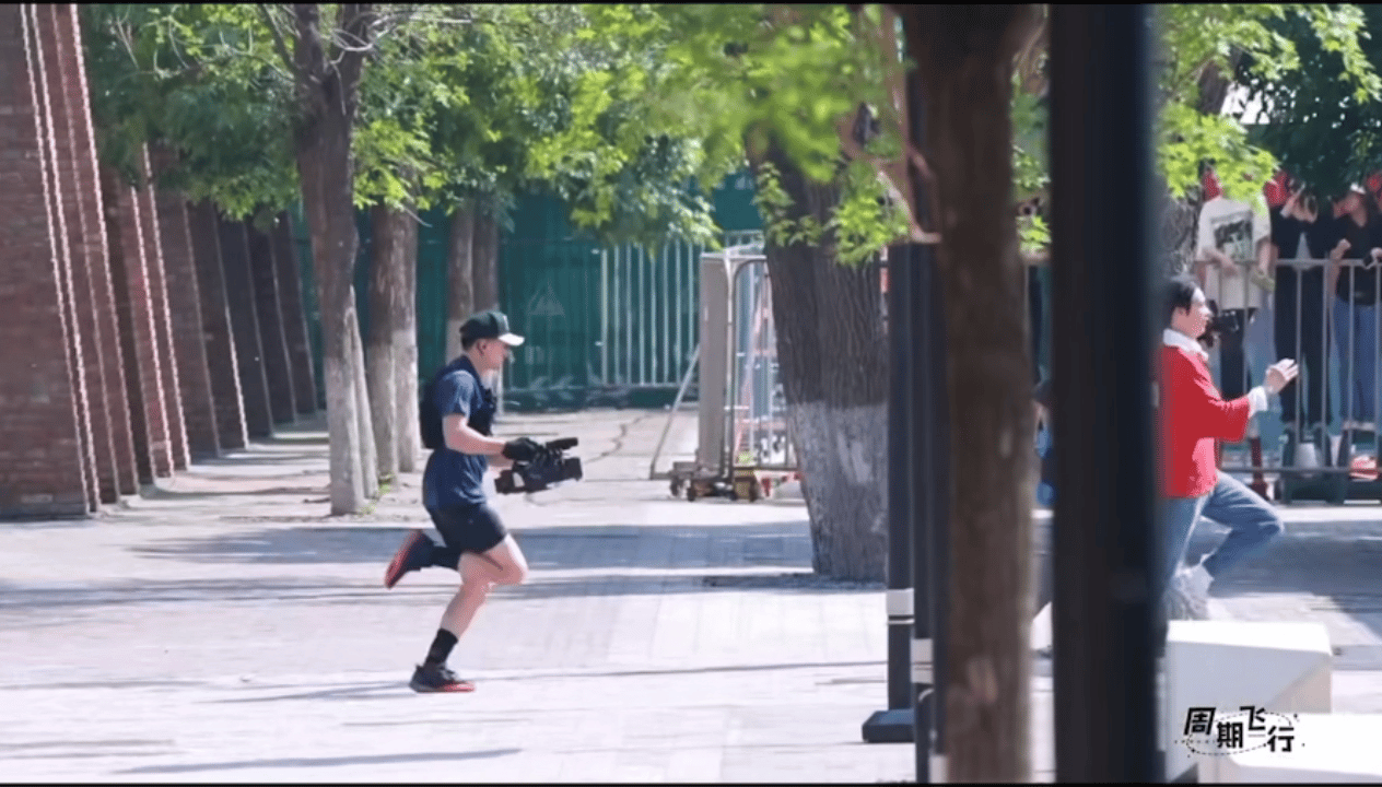 #奔跑吧撕名牌全员大混战# 魏大勋是什么运气啊，一来奔跑吧就遇上泥潭和撕名牌大混