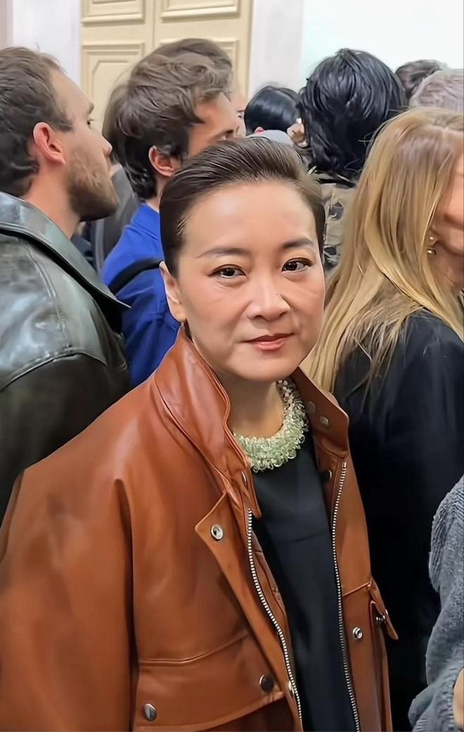 2026马年春晚名单公布后，不少人翻来翻去都没找到贾玲的名字。这已经是她连续好几