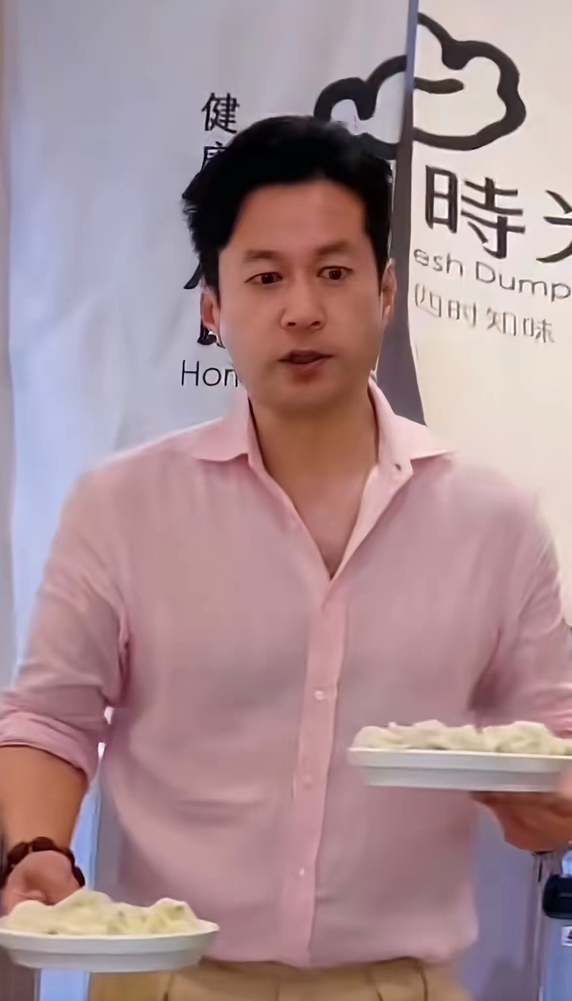 霸总谭凯回应卖房开饺子馆他亲自出面回应：回青岛不是无戏可拍而是母亲年纪大了只想安