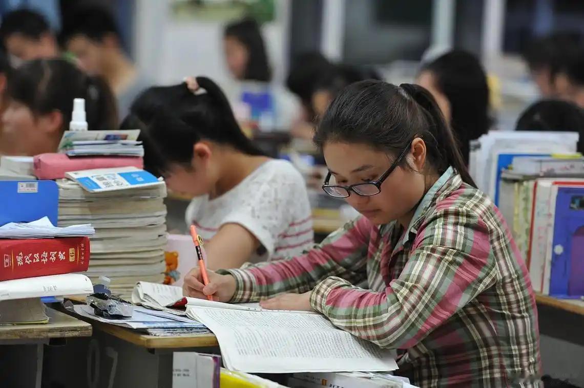 全国多地正在悄悄松绑执行十多年的中考五五分流政策。曾经刚性执行的五五分流，现在各