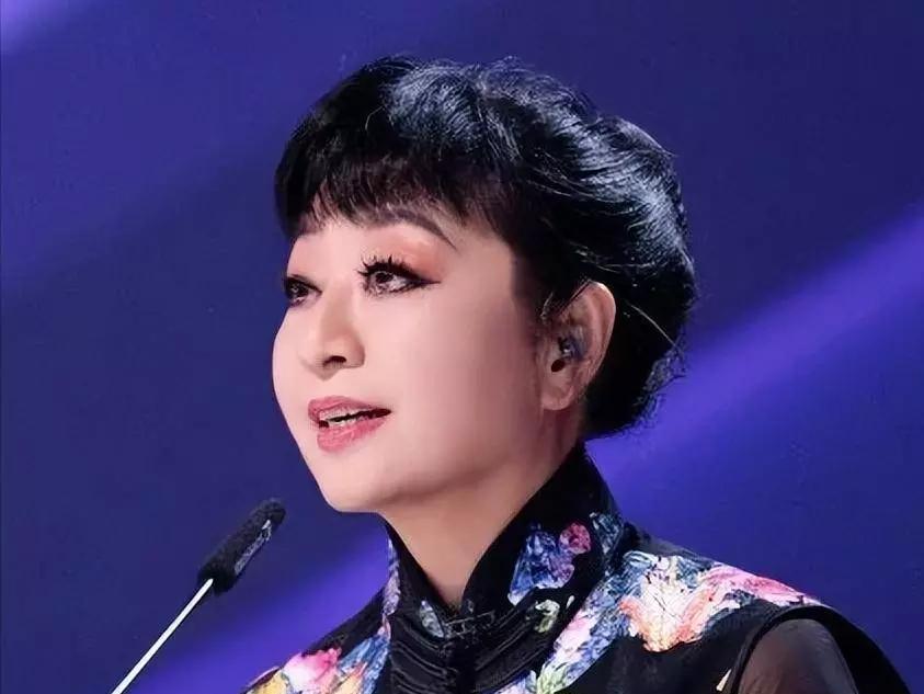 70岁还要公开澄清，“程志不是我前夫”。
殷秀梅这段被误读半生的“婚姻”，背后藏