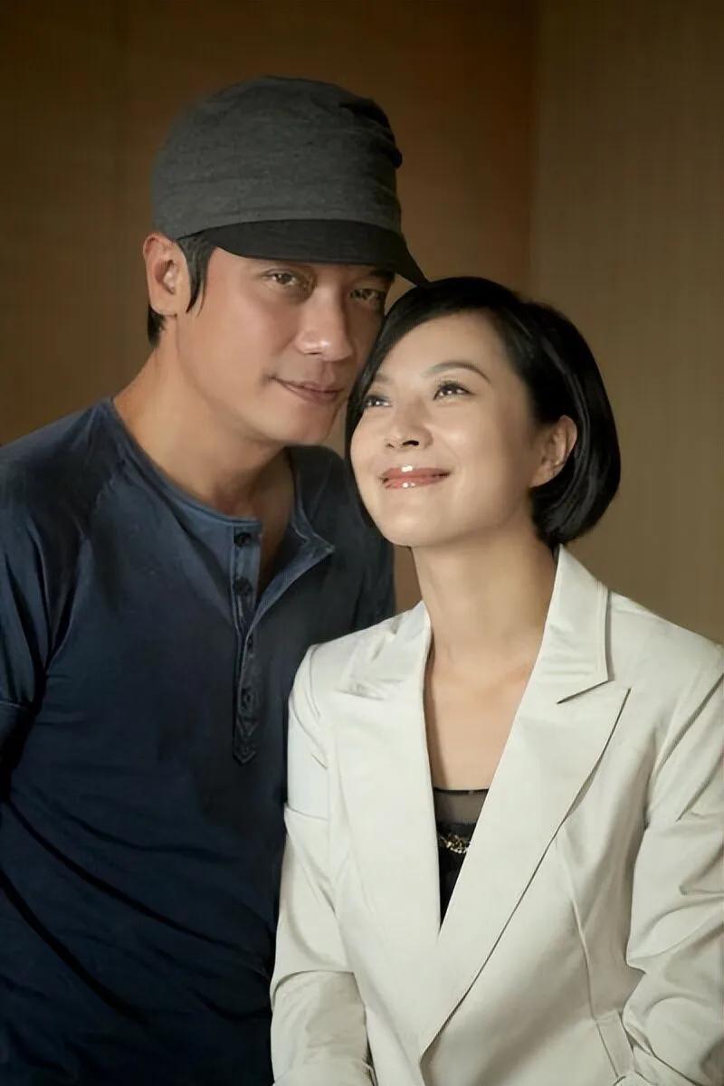 2008年，罗嘉良向妻子方敏仪提出离婚：“车房和孩子都归你，我也会继续照顾你们。