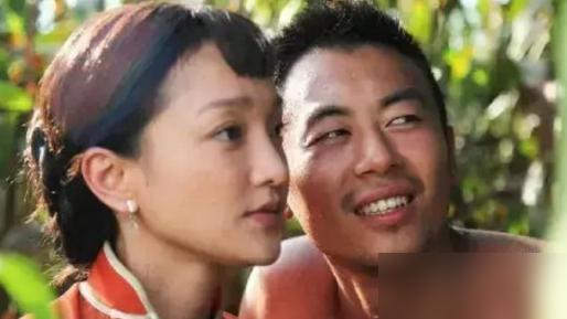 朱亚文当年在高粱地里那股子“疯劲”，差点没把周迅的胳膊给生卸了。

拍《红高粱》