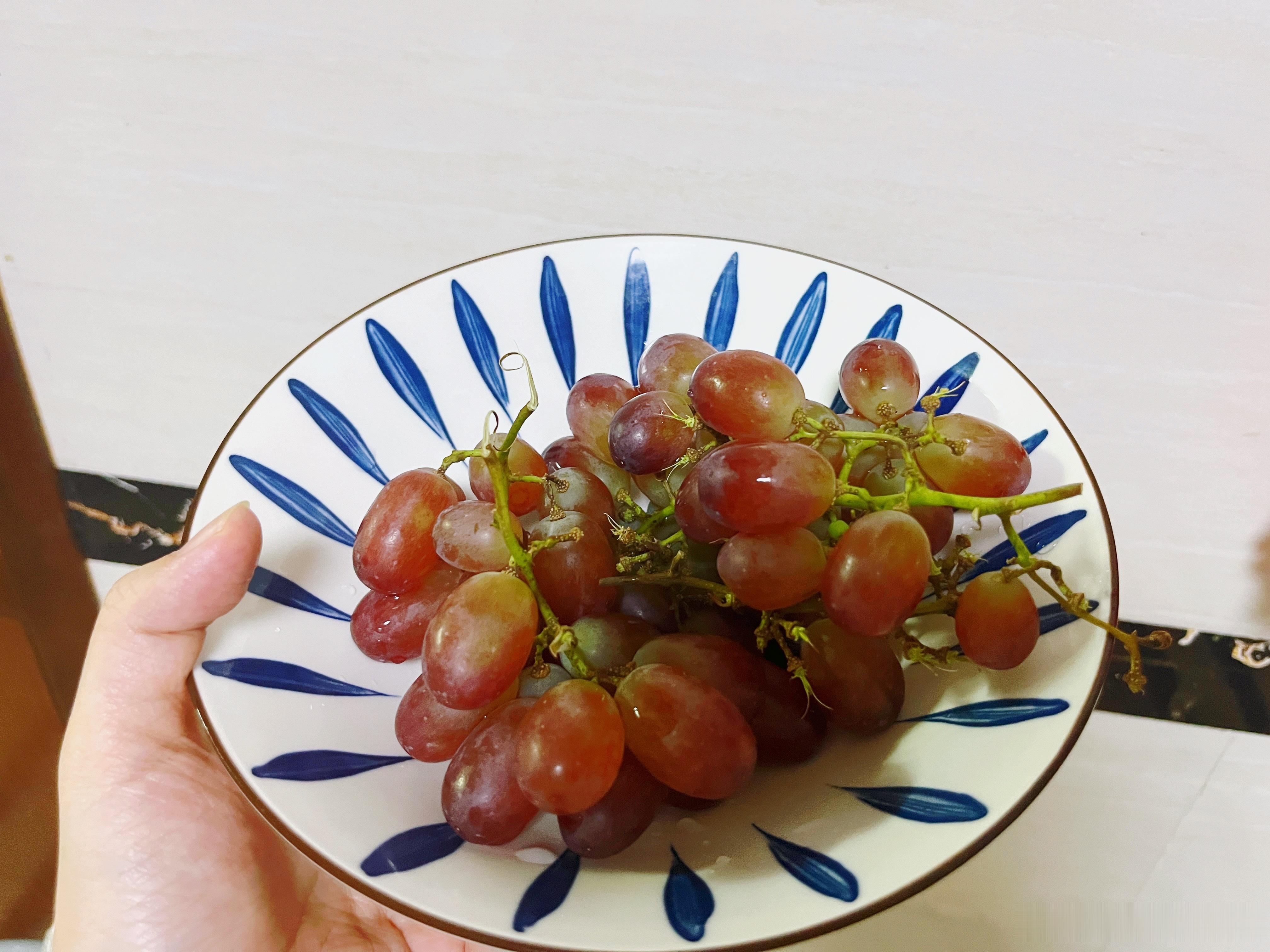 那就来一点饭后水果吧。这葡萄咋这么酸？生活手记 ​​​