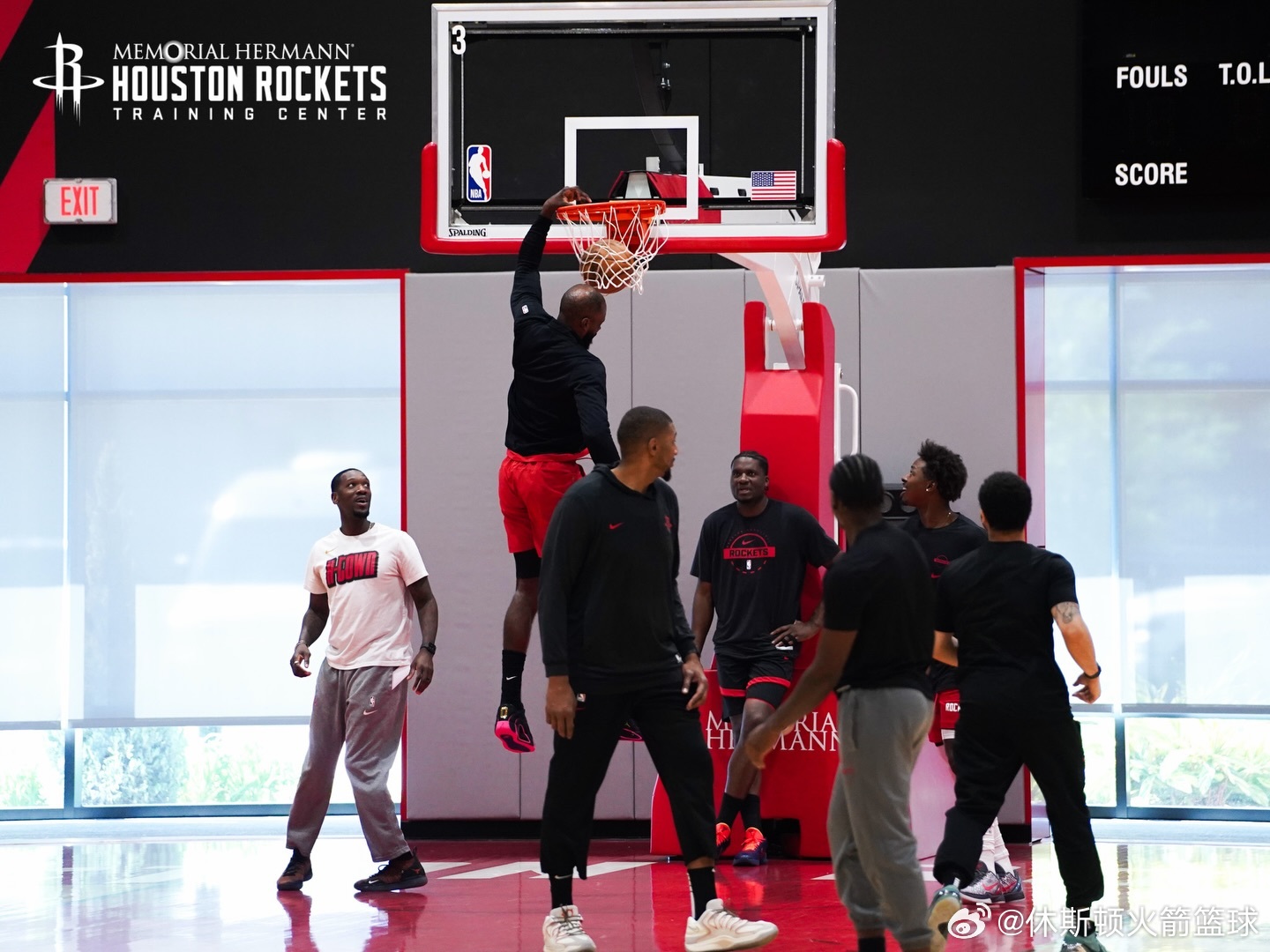 今日赛前队内训练照📸团结一致，拿下今天比赛！！！湖人vs火箭休斯顿火箭休斯顿火