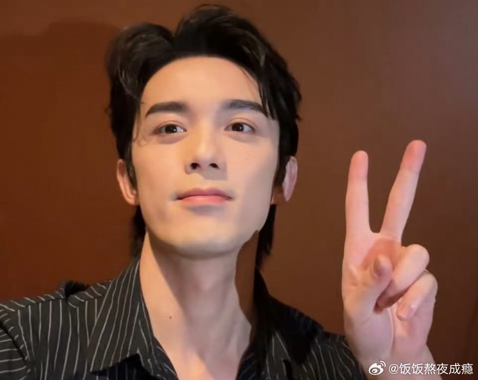 吴露可逃吴磊比耶怎么了？露宝发博怎么了？我们就爱看！别来沾边行不行[抓狂] ​​