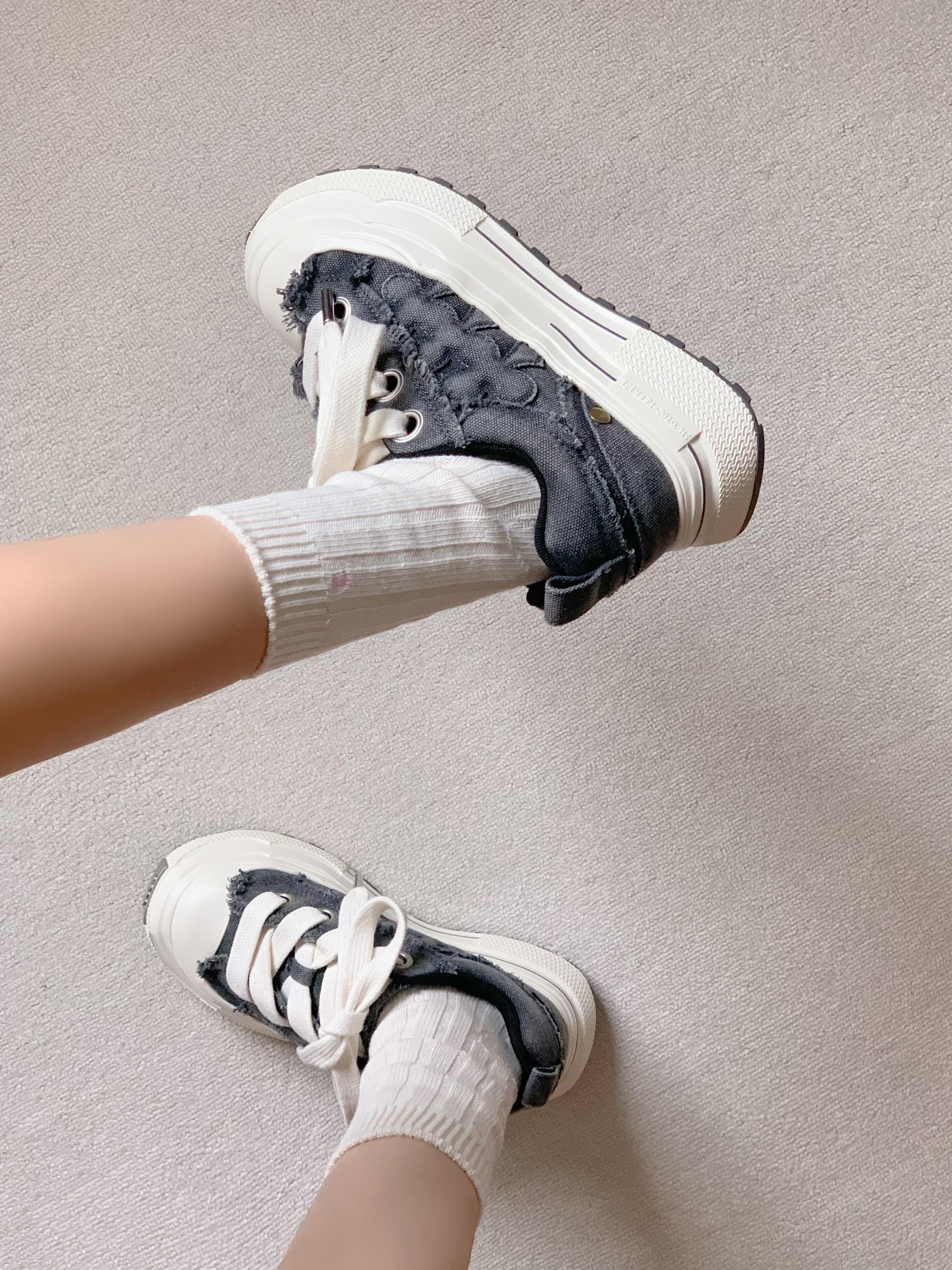 当下很火的做旧风厚底帆布鞋，深灰色，鞋面做旧毛边设计很有复古感，搭配米白色鞋带和