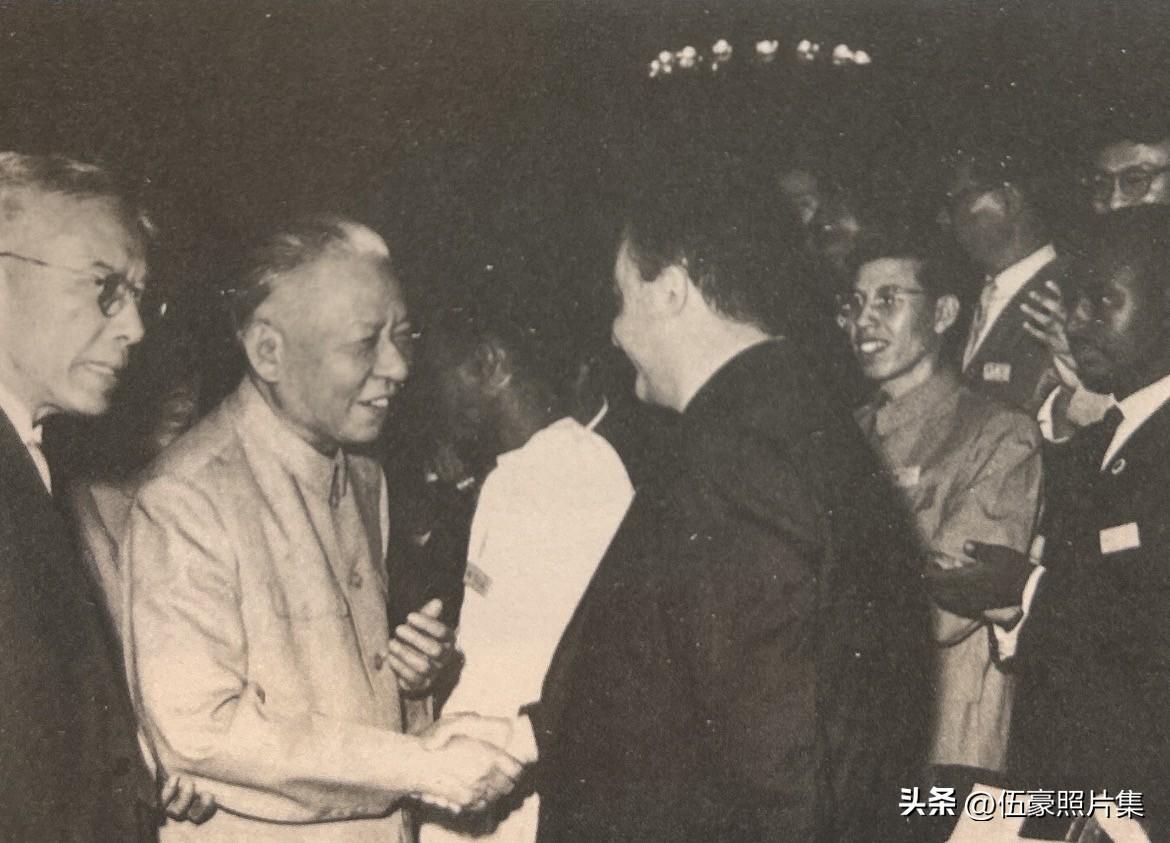 1966年7月31日，刘少奇会见参加北京1966年暑期物理讨论会的各国科学家。当