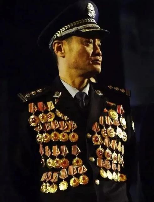 1998年，程鹏正在火车站执勤。突然，他发现一个可疑旅客。然而，就在他上前控制时