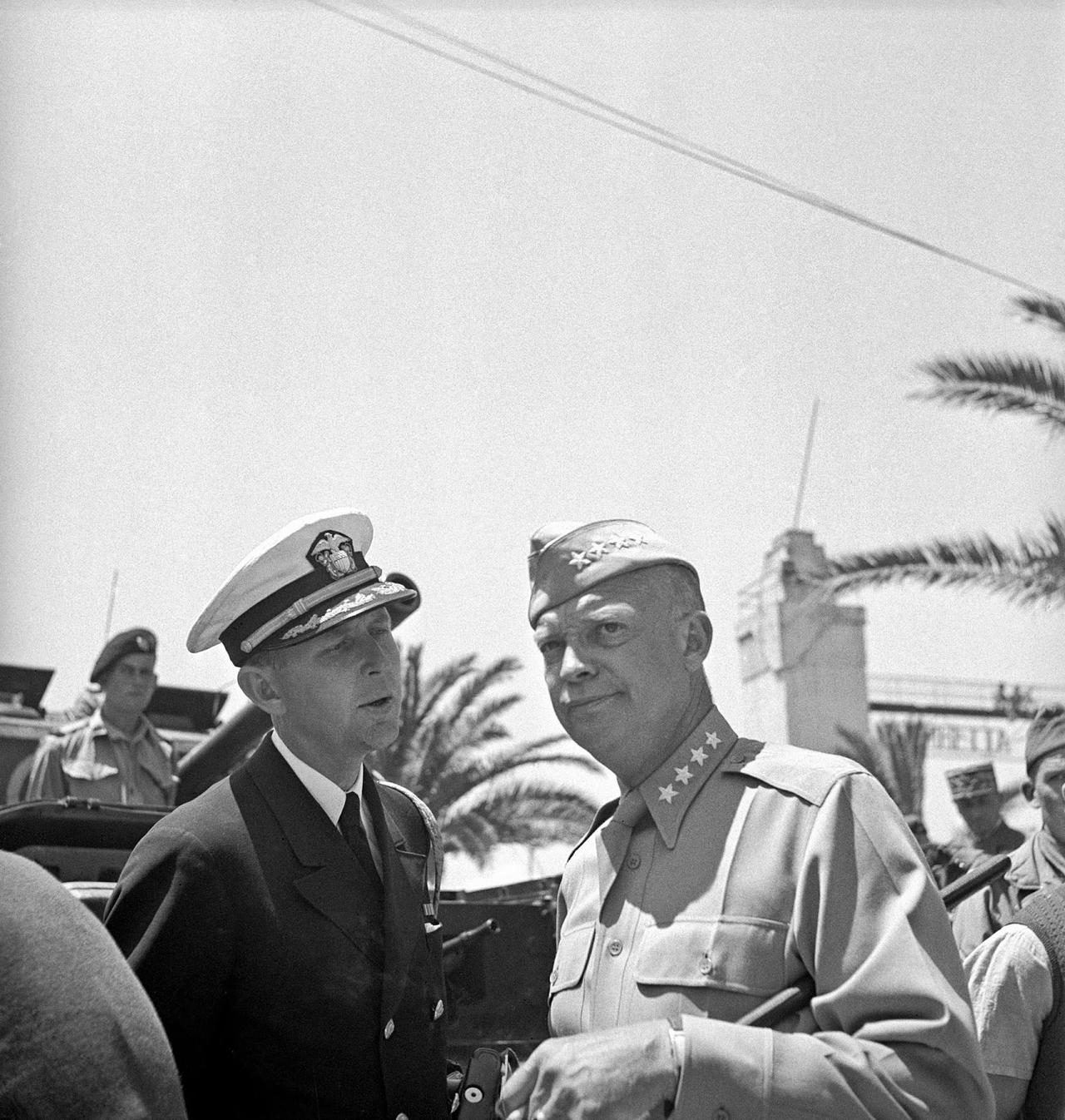 1943 年 6 月 21 日，突尼斯。德怀特・艾森豪威尔将军参加在当地举行的盟