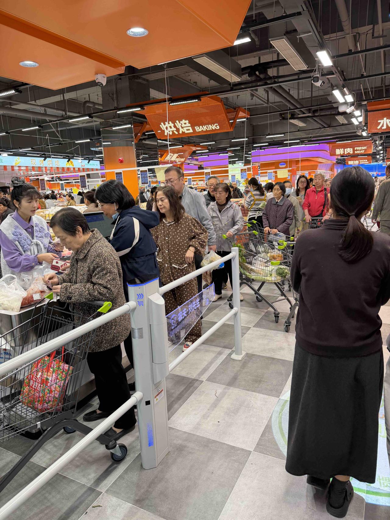 今天中午，我去农夫·刘先生安定门店，买炸鱼块和香蕉，发现，两种商品都涨价了！
炸