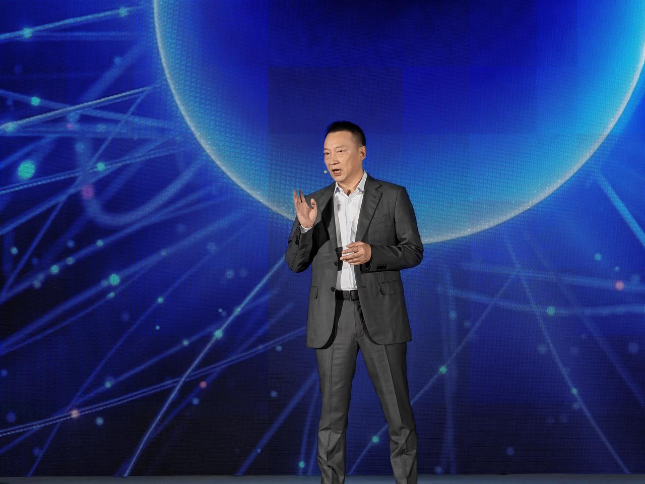 荣耀Robot Phone可不只是加了个云台，它真能懂你，比如看球进球时，它跟着