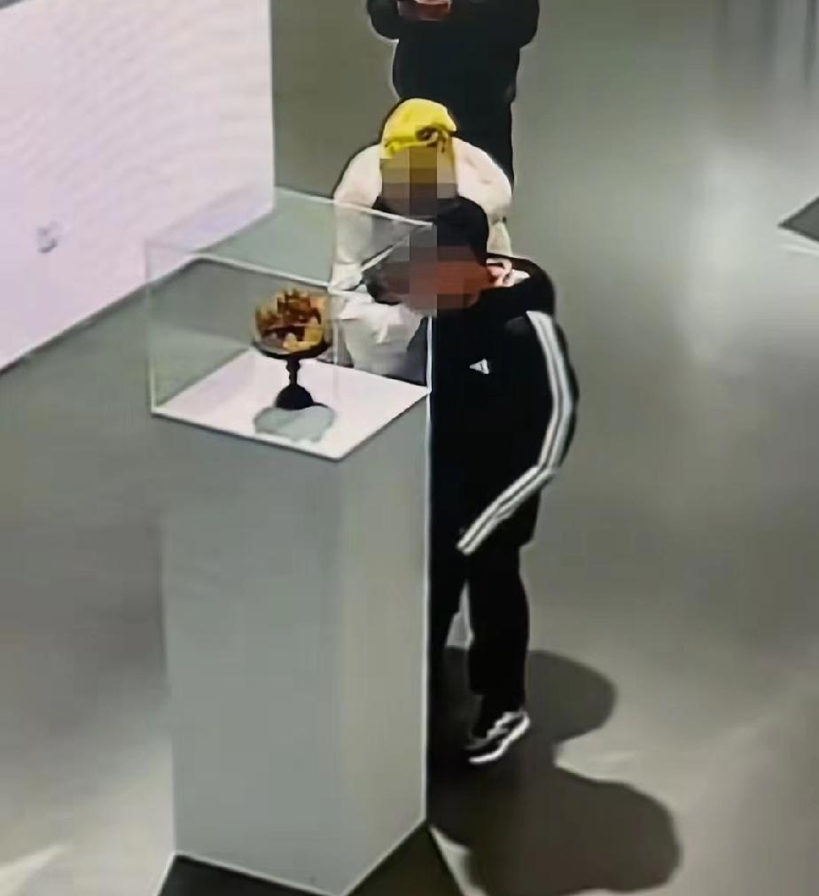 4斤黄金凤冠从展台掉落，
却被网友说成“碰瓷”，
看了原视频，只能说不像碰瓷，胜