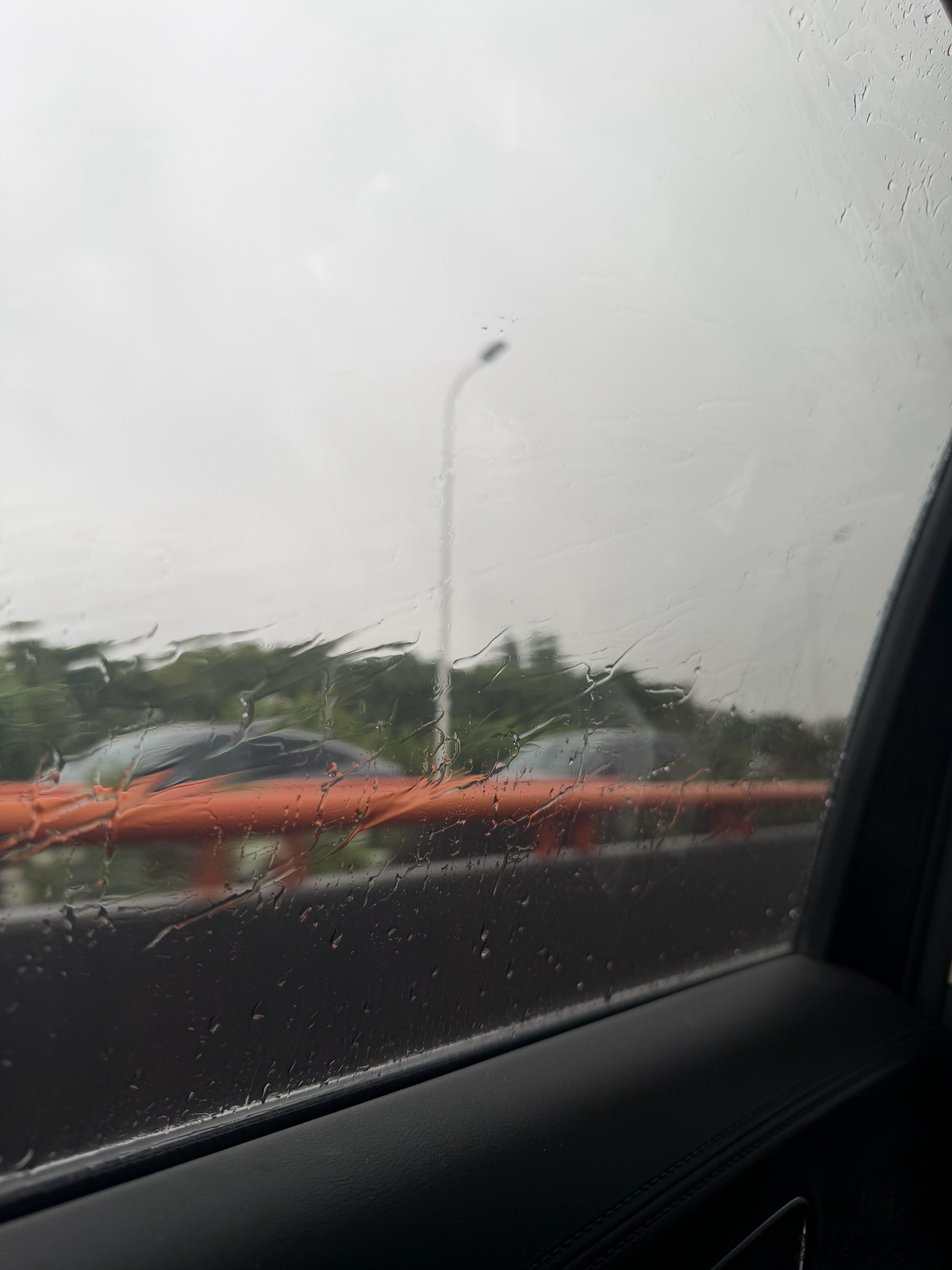 好大雨啊！无奖竞猜飞机会不会晚点