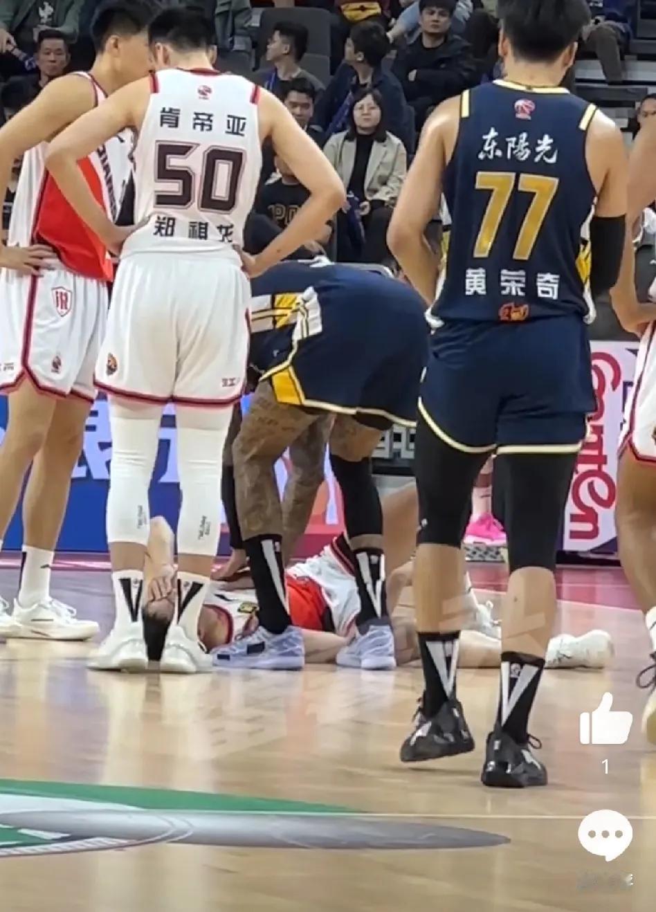 莫兰德去广东队后学坏了，江苏球员倒地他竟然去做心肺复苏，这还了得万一对手真有事不