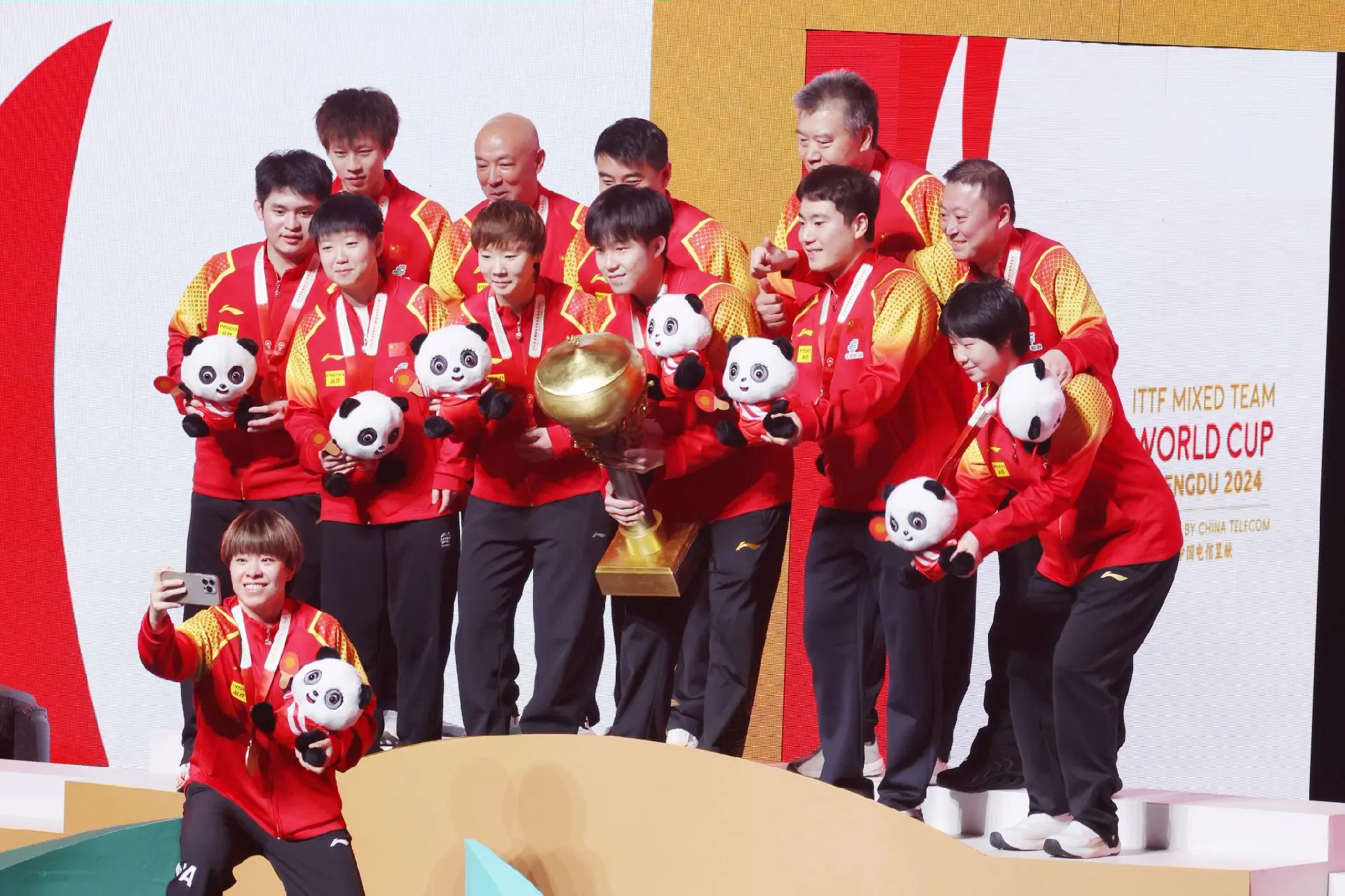 一年后重新回到这里，中国乒乓球队再次拿到混团世界杯冠军，为团队感到骄傲...