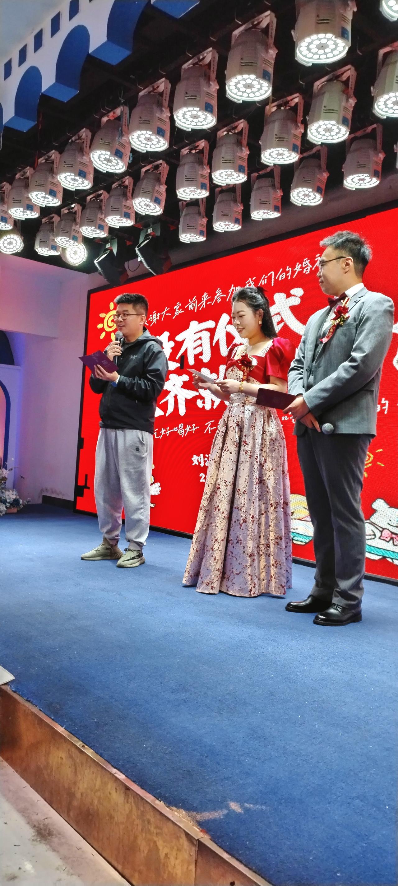今天早晨吃过早饭，就和亲友们从沈丘出发去了郑州市，早上七点钟出发，十点多点就到了
