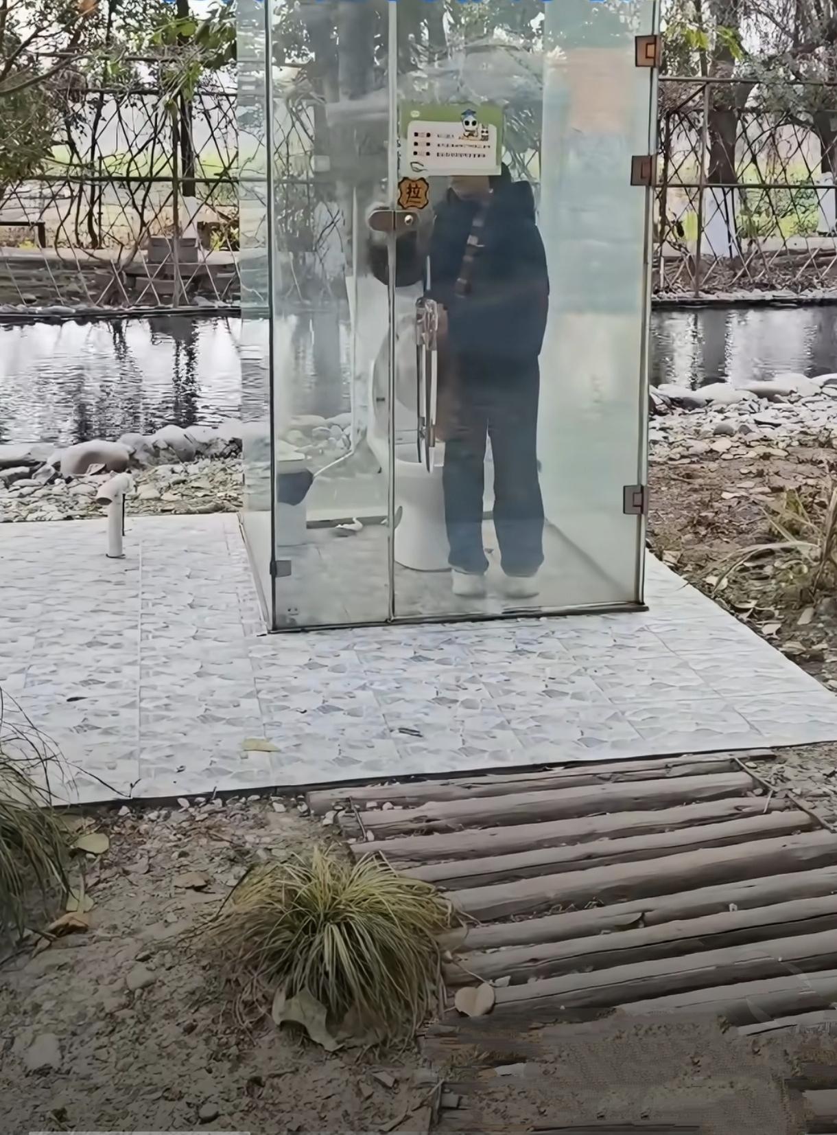 透明厕所让人觉得尴尬 ，尿撒到一半停电了会怎样？变模糊还能看得清颜色，你什么时候