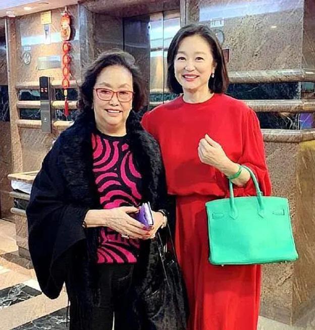 果然面相是会骗人的，
葛兰就是个例子，
她3年前的面容还红润饱满，但没想到，这才