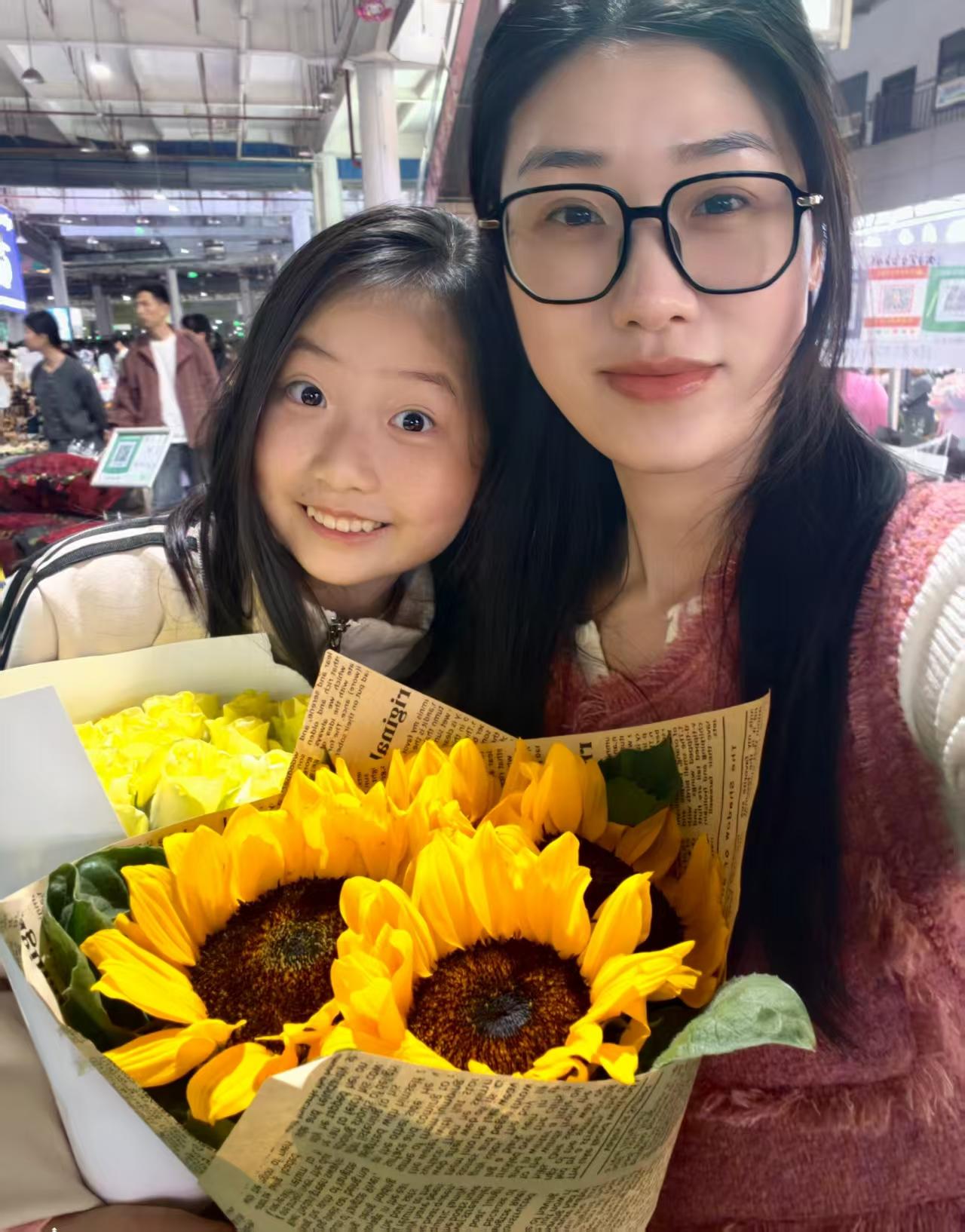 又到离别季，远在成都的小表姐要离开了，小表弟难分难舍哭成了泪人。
前一段时间，远