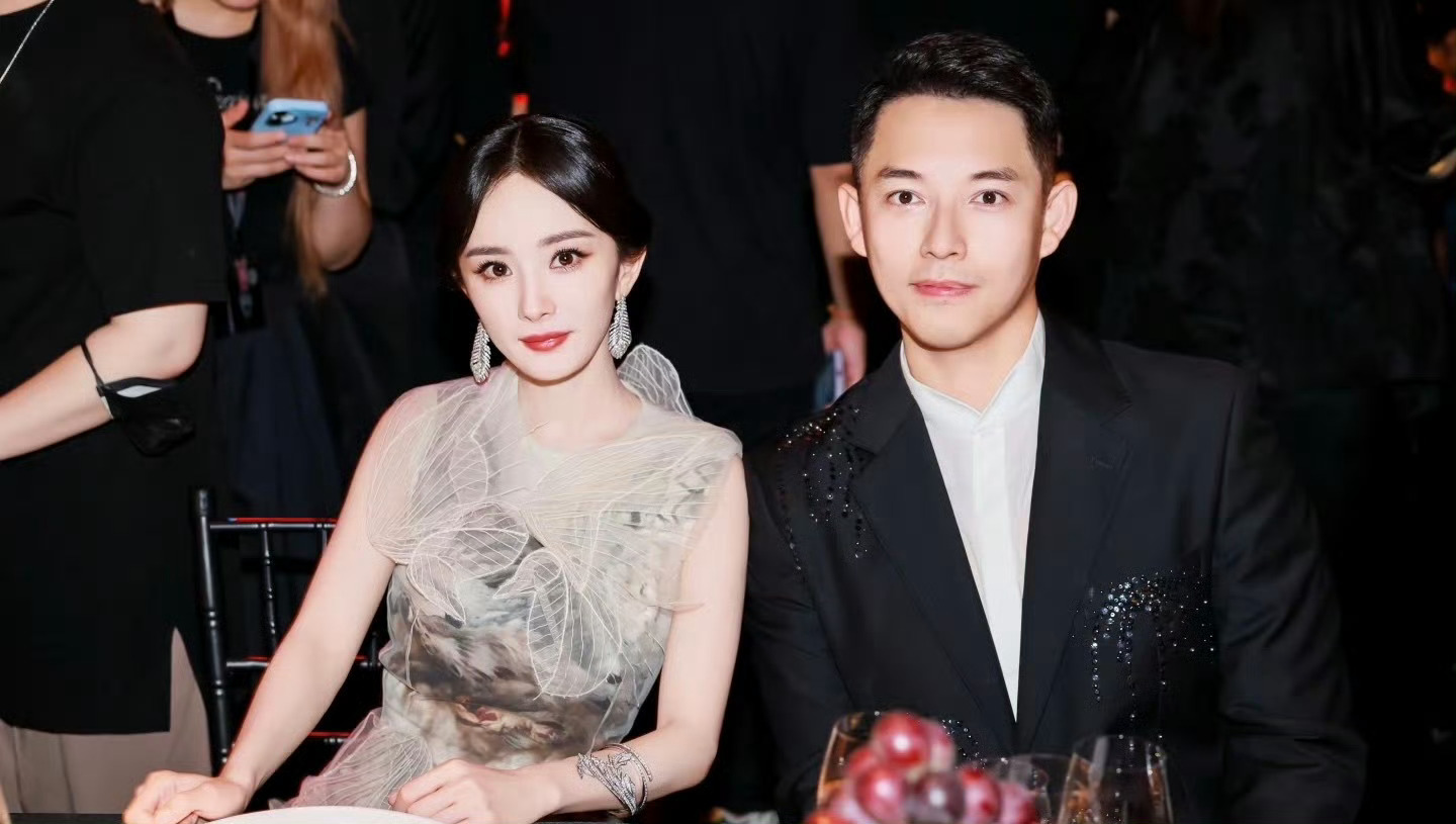 杨幂旁边这位就是W中文版CEO孙赛赛，真是年少有为 ​​​