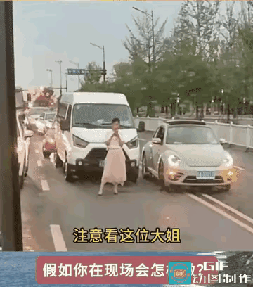 一名女子试图插队被车主拒绝后，直接挡在车辆前方不肯挪步，后方车流拥堵，一众车主鸣
