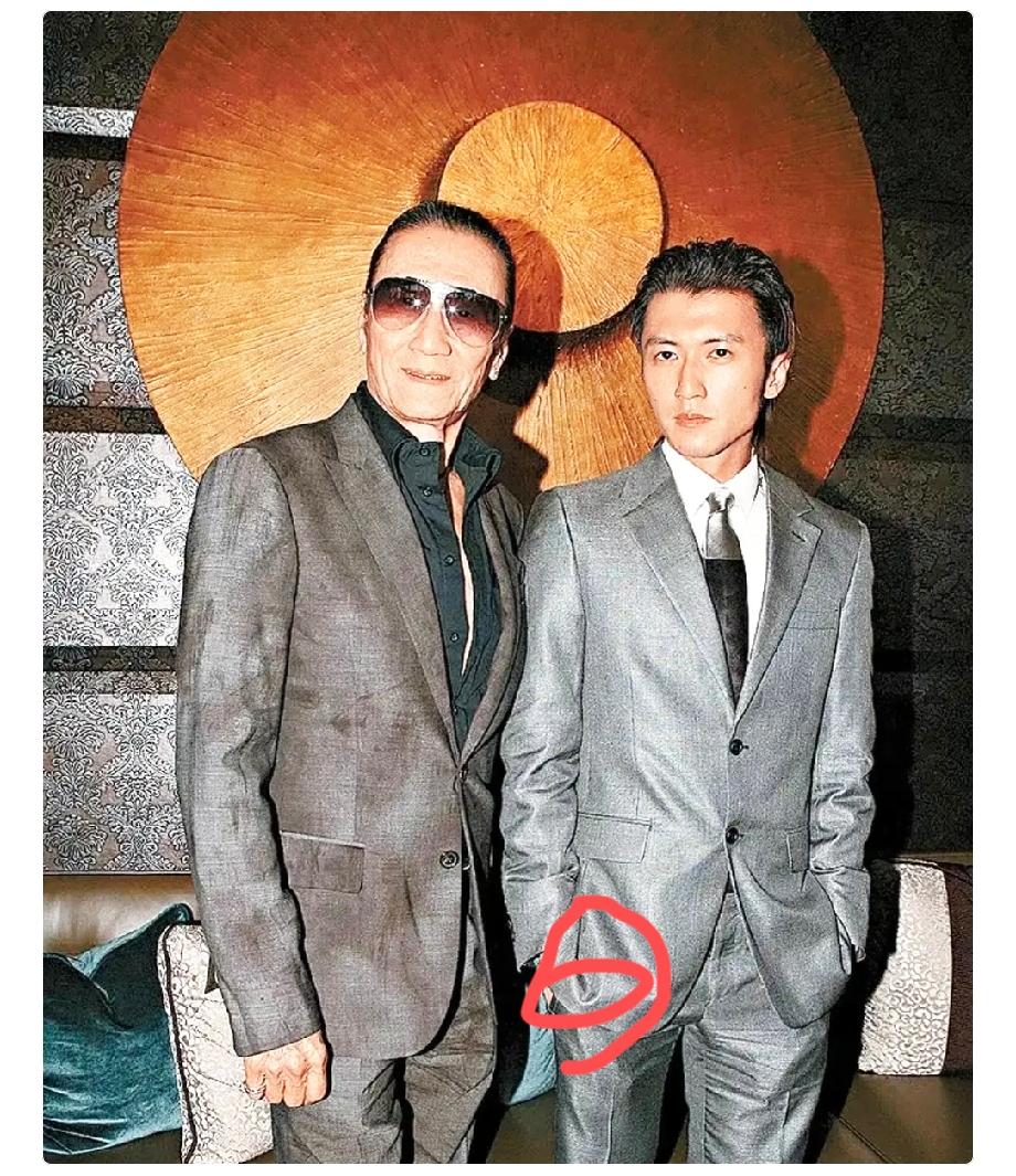 谢霆锋这辈子最遗憾的，
应该是他爸爸去世，
他还在内地筹备工作，没赶到回来见谢贤