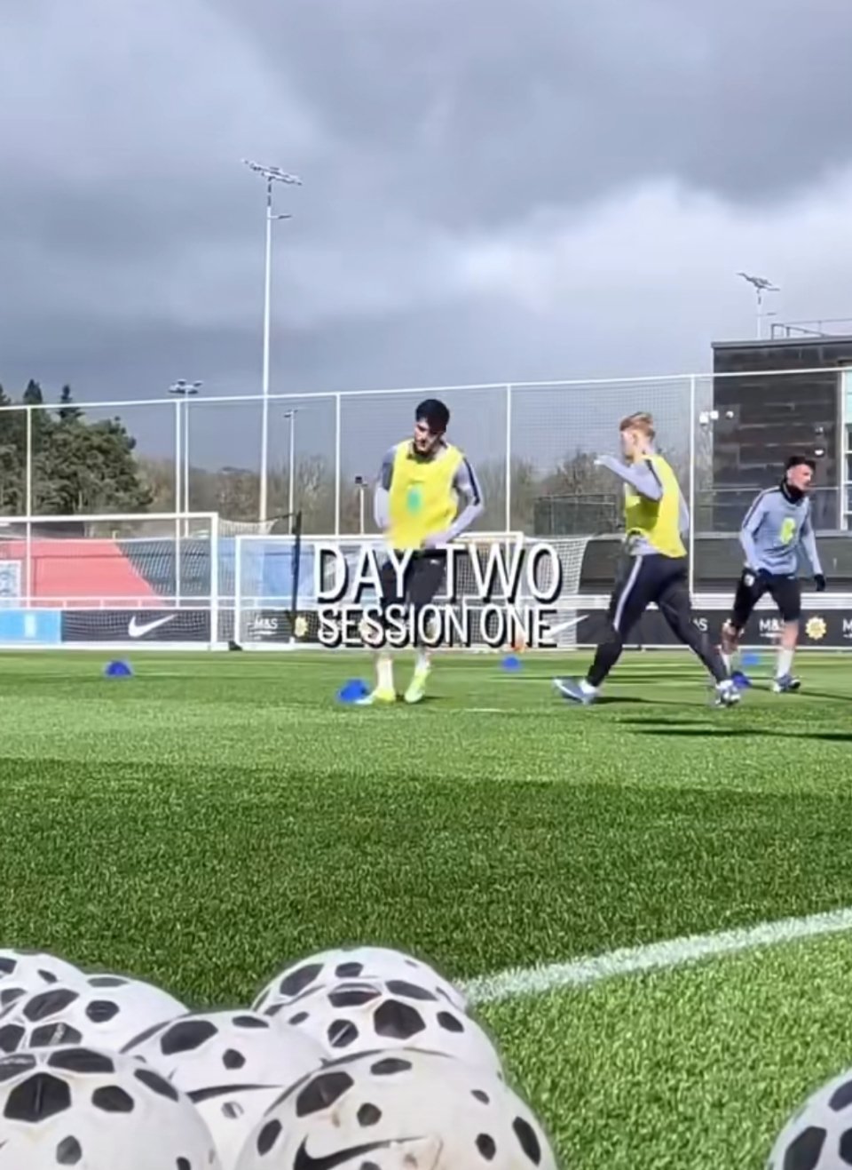 英格兰队8人退出集训刚跟乌拉圭踢完，斯通斯、赖斯、萨卡等8人直接退训回俱乐部。伤