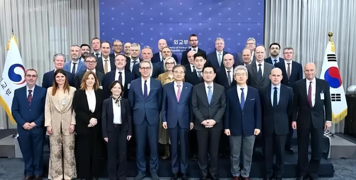 30个北约成员国的大使代表团整齐划一地飞抵日本，这阵仗在冷战后还真是头一回见。