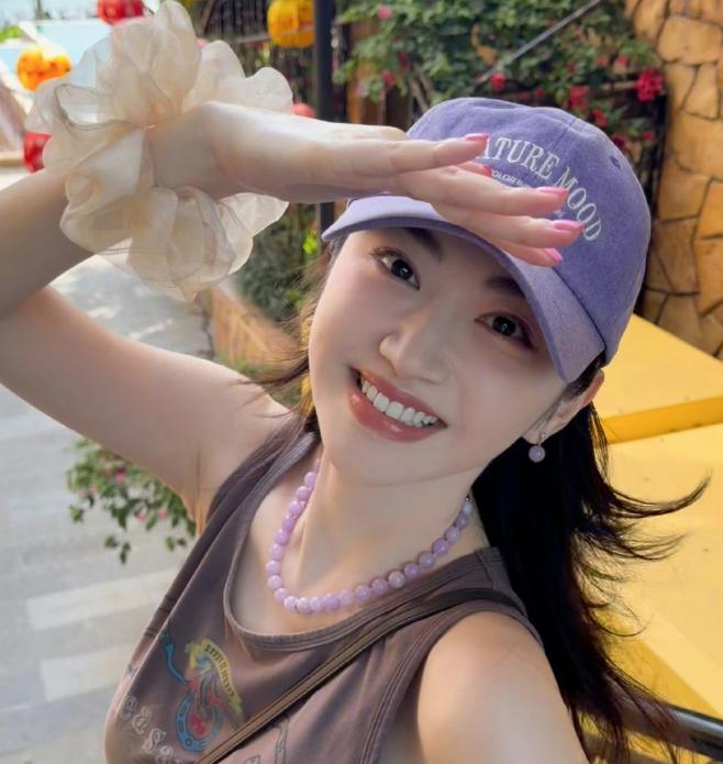 8月28日一大早，景甜亲自发声，别的明星塌房，都是强势辟谣，她却不走寻常路，直接