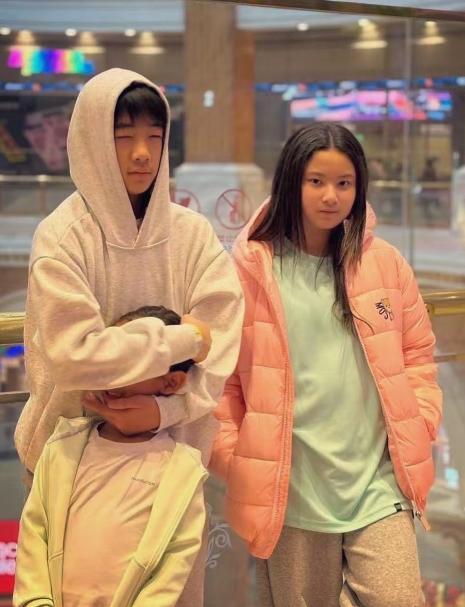 郑希怡和应采儿带娃聚会 