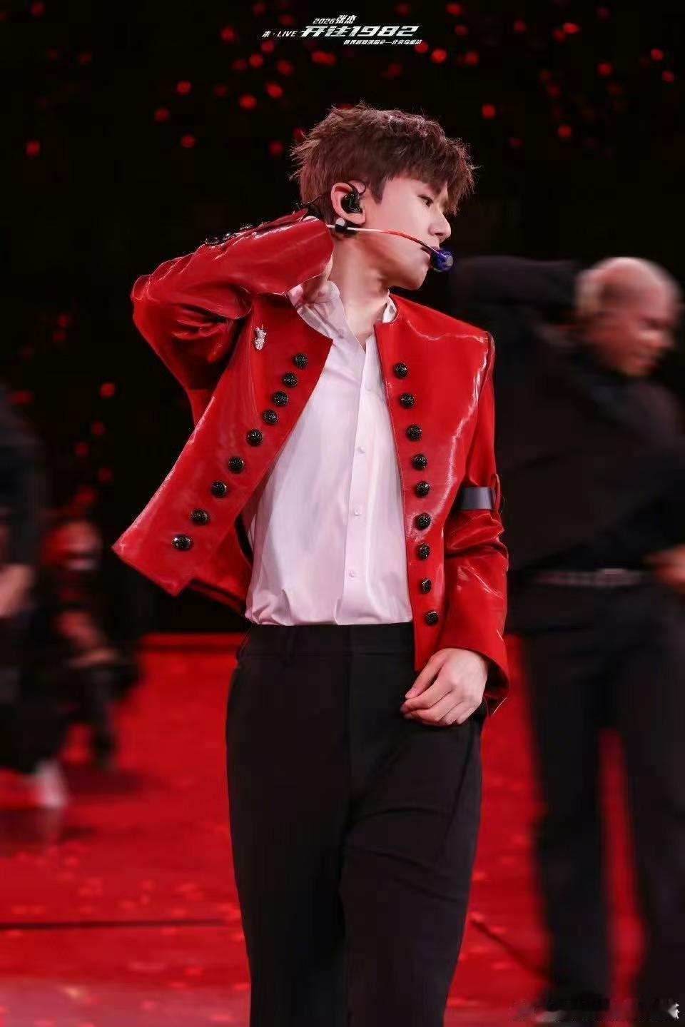 张杰一首歌两分半我唱了两分半 谁懂啊！张杰在台上唱，我在台下唱，一首歌下来他嗓子