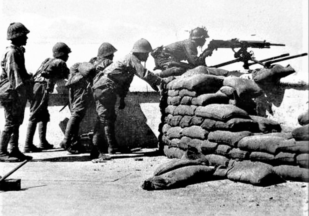 这张黑白战地老照片，记录的是1937年淞沪会战（八一三事变） 期间，侵华日军的作