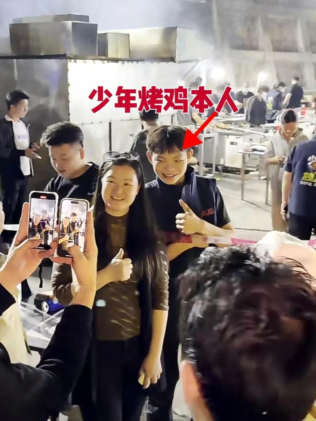 别瞎传了，烤鸡少年本人已经辟谣。

近日网上火了一个专门做烤鸡的少年，被传的神乎