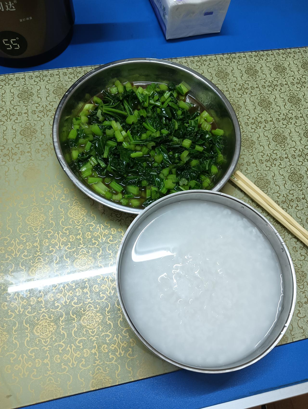 今天没有上班，就简单一点，吃个稀饭。本来今天要去上班的，没想到电动单车出现了问题